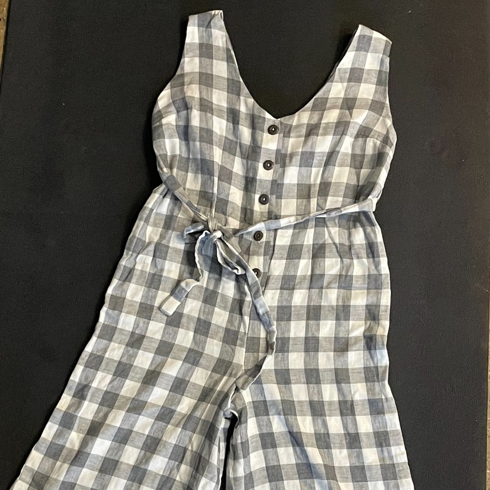 Forever 21 culotte plaid jumpsuit. White & grey. Size S.